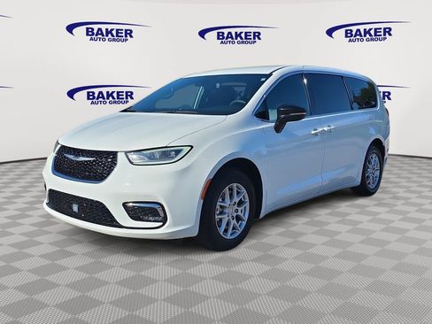 Used 2025 Chrysler Pacifica Select FWD image 7