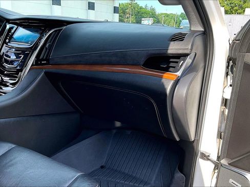 Used 2017 Cadillac Escalade ESV Luxury AWD/4WD image 27