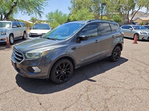 Used 2017 Ford Escape SE w/ SE Sport Appearance Package FWD image 3