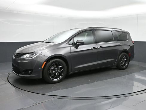 Used 2020 Chrysler Pacifica Touring-L image 3