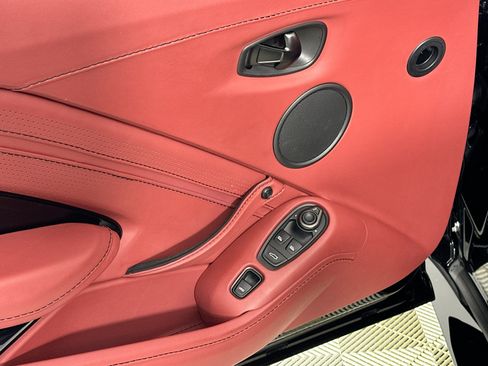 Used 2022 Aston Martin V8 Vantage Roadster image 20