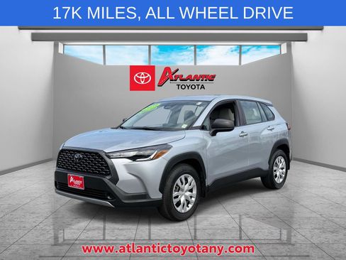 Used 2023 Toyota Corolla Cross L AWD/4WD image 2