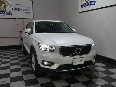 Used 2021 Volvo XC40 T5 Momentum w/ Climate Package image 5