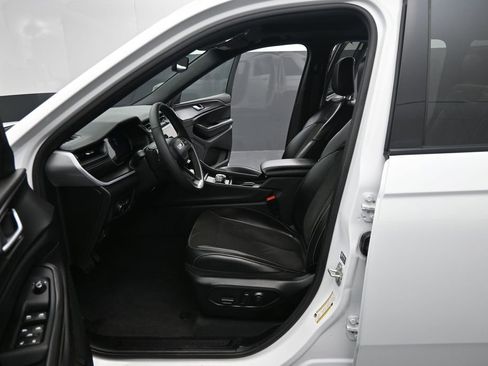 Used 2024 Jeep Grand Cherokee Altitude AWD/4WD image 10