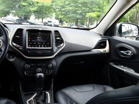 Used 2017 Jeep Cherokee Limited FWD image 22