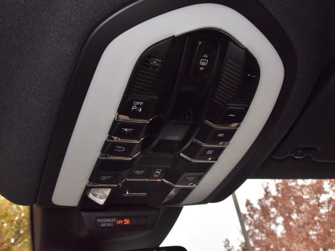 Used 2023 Porsche Macan S image 31