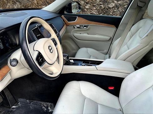 Used 2021 Volvo XC90 T6 Momentum w/ Protection Package Premier image 23