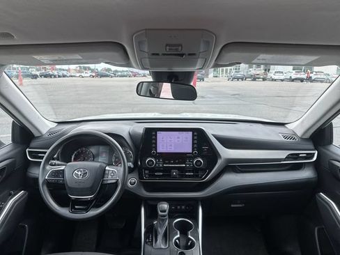 Used 2021 Toyota Highlander L FWD image 10