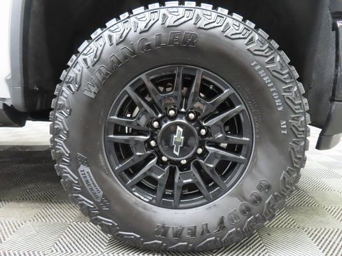 Used 2025 Chevrolet Silverado 2500 ZR2 w/ Technology Package image 8