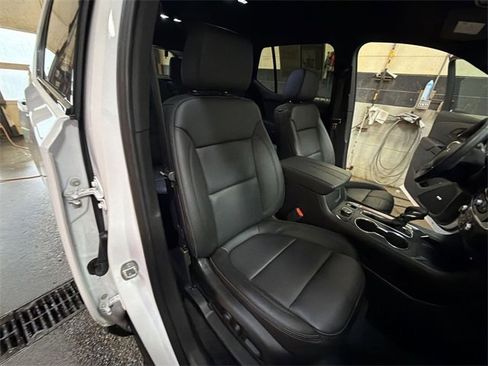 Used 2023 Chevrolet Traverse RS image 27
