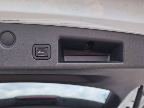 Used 2022 Chevrolet Equinox Premier w/ LPO, Floor Liner Package image 6