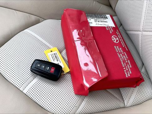 Used 2018 Toyota Camry XLE image 14