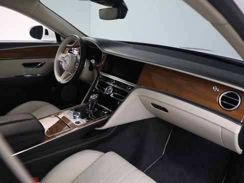 Certified 2024 Bentley Flying Spur Plug-In Hybrid image 26