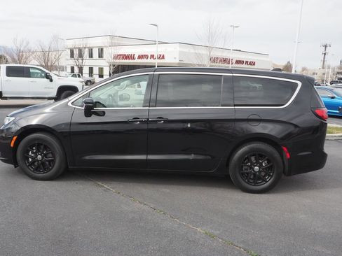 Used 2024 Chrysler Pacifica Touring-L image 8