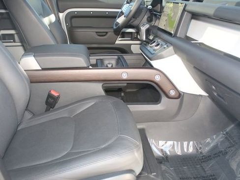 Used 2024 Land Rover Defender 130 S image 3