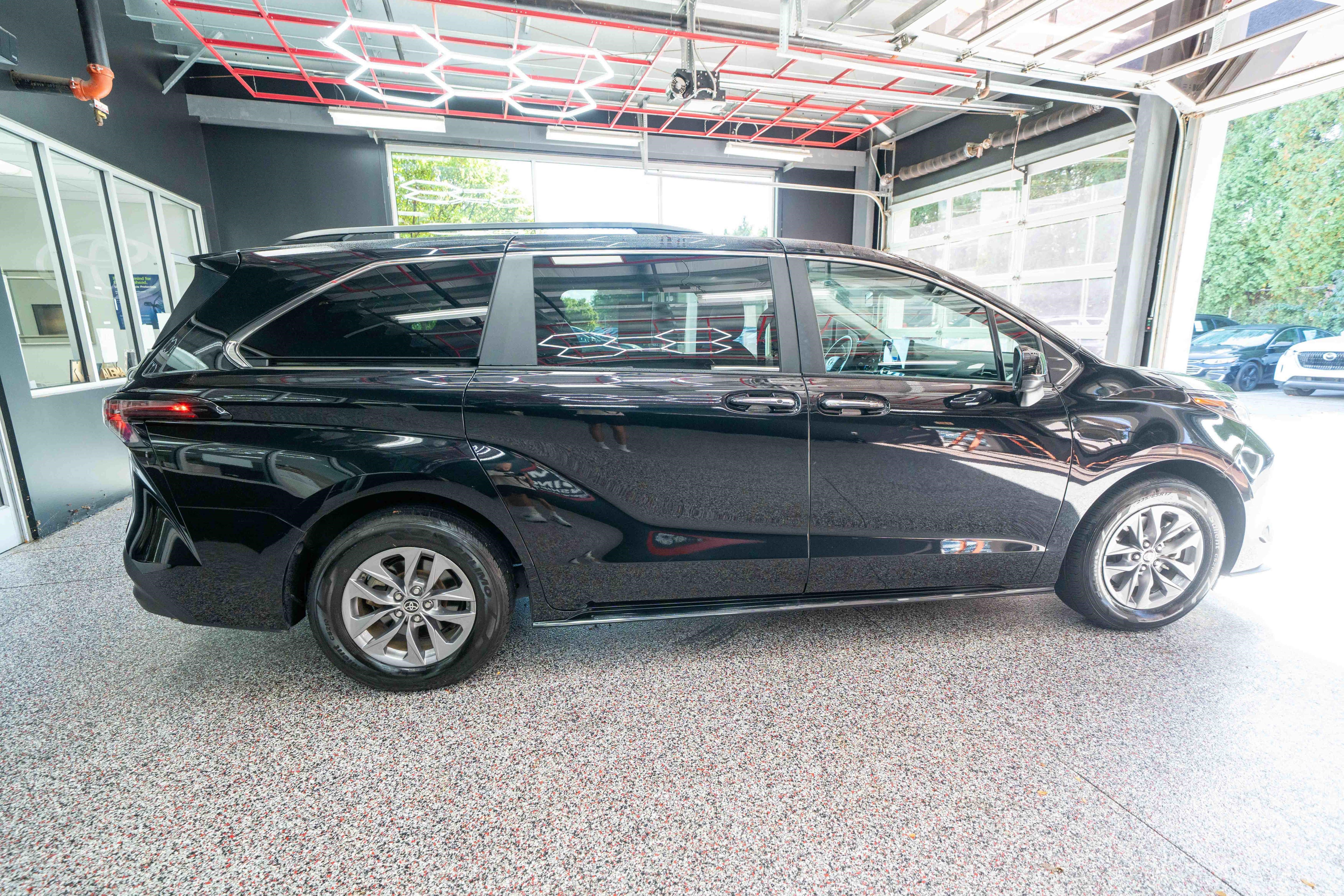 Used 2025 Toyota Sienna XLE FWD image 4