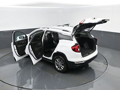 Used 2024 GMC Terrain SLT image 28