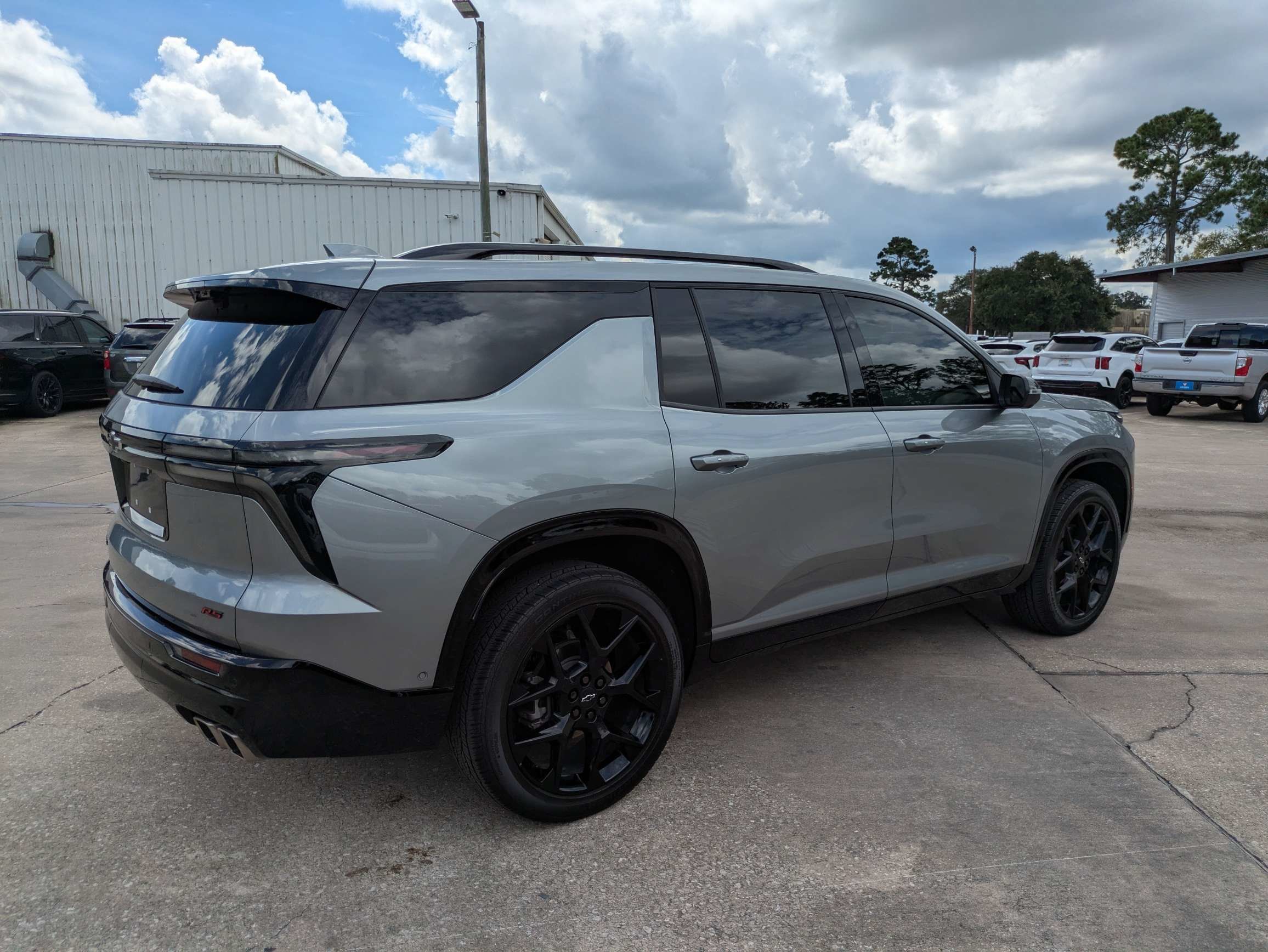Used 2024 Chevrolet Traverse RS FWD image 28