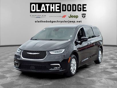 Used 2025 Chrysler Pacifica Select