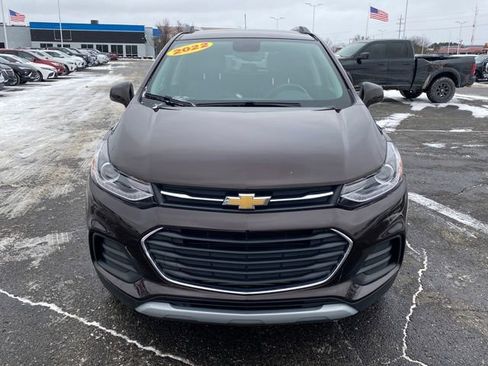 Used 2022 Chevrolet Trax LT w/ LT Convenience Package image 2
