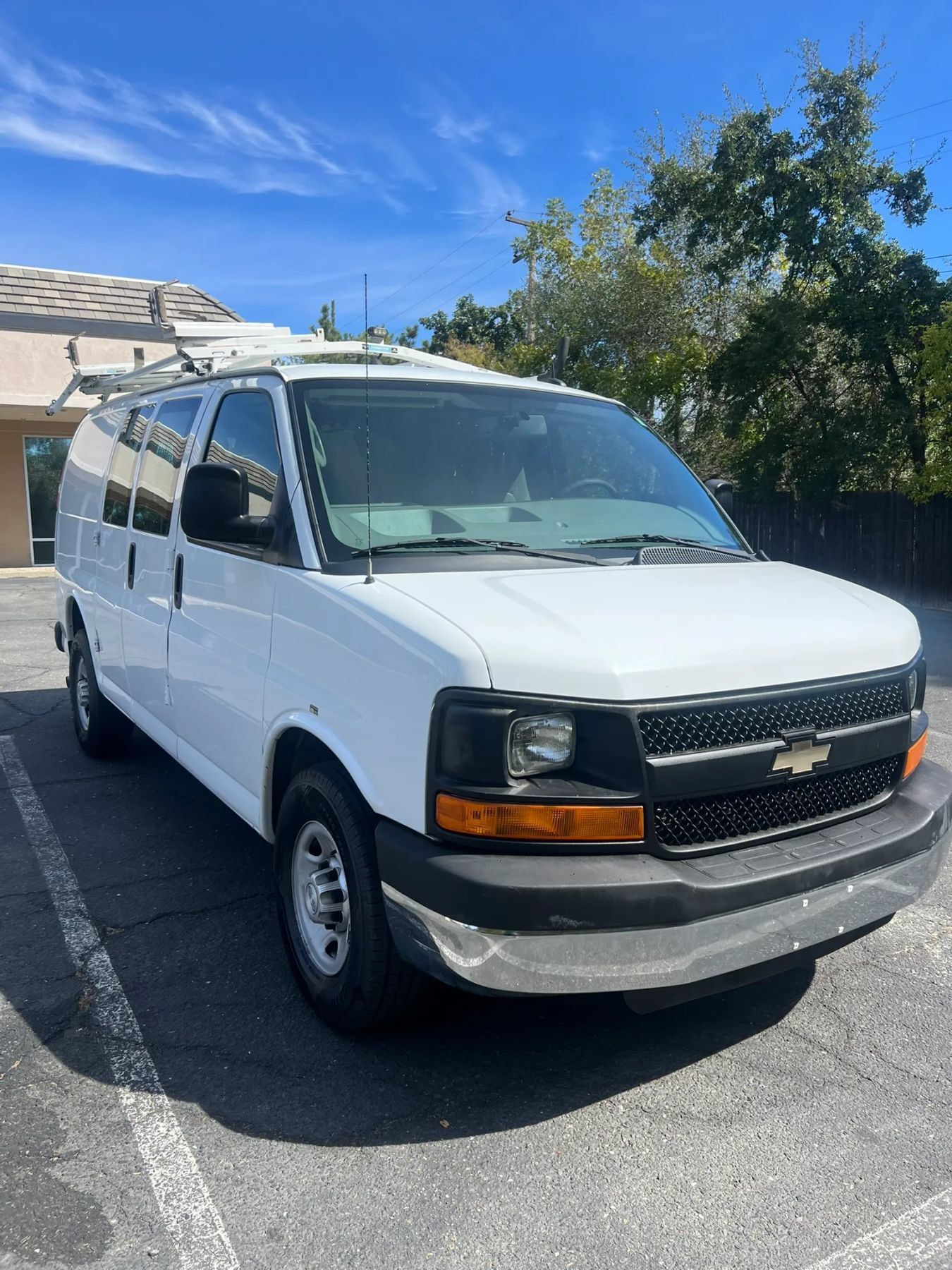 Used 2014 Chevrolet Express 2500 RWD image 2