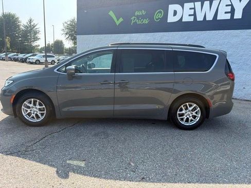 Used 2022 Chrysler Pacifica Touring-L FWD image 2