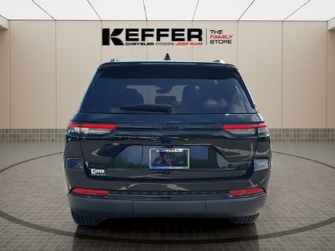 Used 2023 Jeep Grand Cherokee Altitude image 4