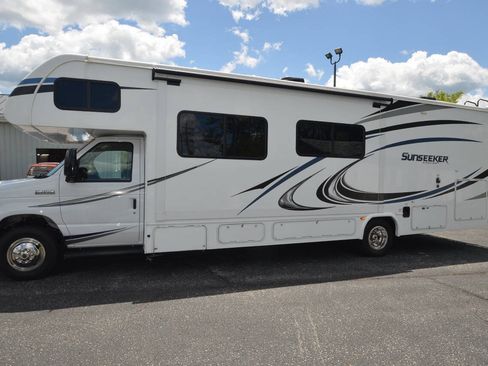 Used 2019 Ford E-450 and Econoline 450 Super Duty w/ Motorhome Prep Package RWD image 5