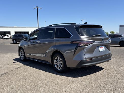 Used 2023 Toyota Sienna XLE FWD image 4