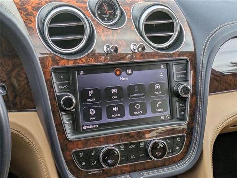 Used 2017 Bentley Bentayga image 11