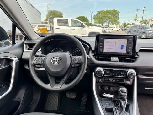 Used 2021 Toyota RAV4 XLE AWD/4WD image 3