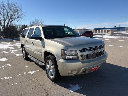 Used 2014 Chevrolet Suburban LTZ image 7