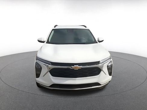 Used 2025 Chevrolet Trax LT FWD image 4