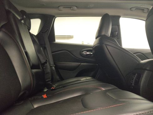 Used 2020 Jeep Cherokee Trailhawk w/ Comfort/Convenience Group AWD/4WD image 19