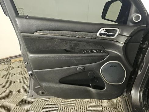 Used 2016 Jeep Grand Cherokee SRT image 9