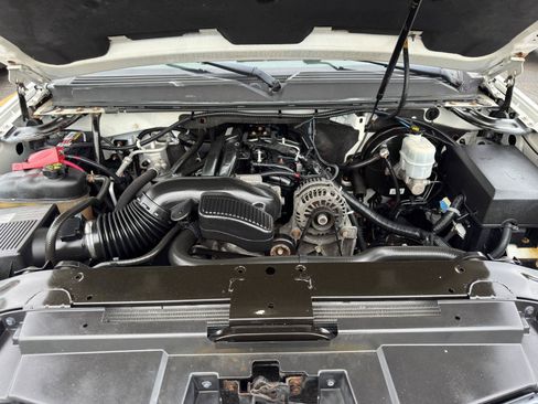 Used 2011 Chevrolet Avalanche LTZ AWD/4WD image 37