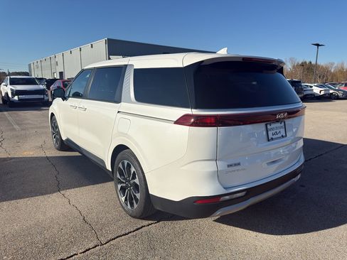 Used 2024 Kia Carnival EX image 7