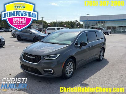 Used 2025 Chrysler Pacifica Select