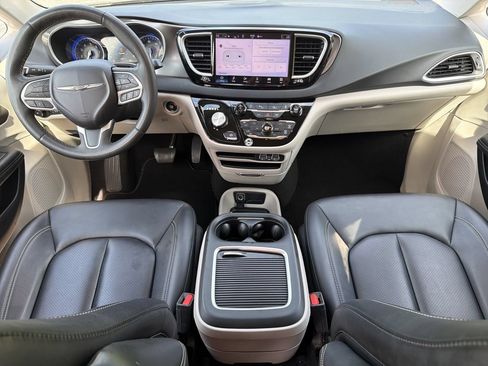 Used 2024 Chrysler Pacifica Touring-L FWD image 2