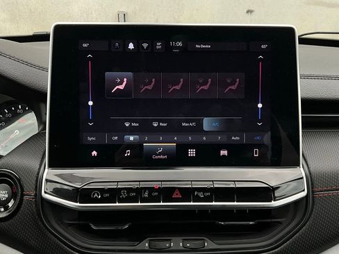 Used 2025 Jeep Compass Trailhawk image 30