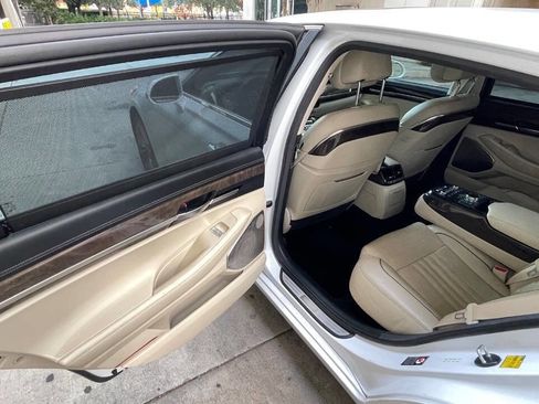 Used 2017 Genesis G90 3.3T Premium image 8