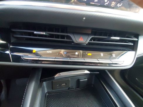Certified 2025 Buick Envision Preferred AWD/4WD image 36