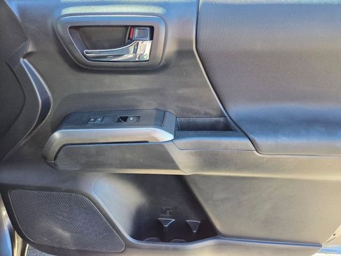 Used 2019 Toyota Tacoma TRD Off-Road w/ Technology Package AWD/4WD image 21