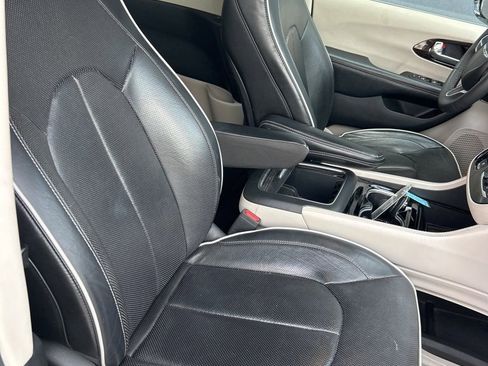 Used 2023 Chrysler Pacifica Limited image 16