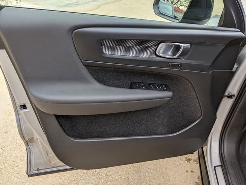 Certified 2025 Volvo XC40 B5 Plus image 9