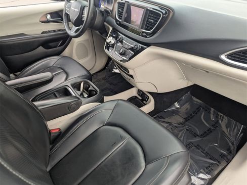 Used 2021 Chrysler Voyager Lxi image 14