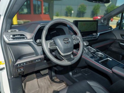 Used 2025 Toyota Sienna XSE w/ XSE Plus Package image 15