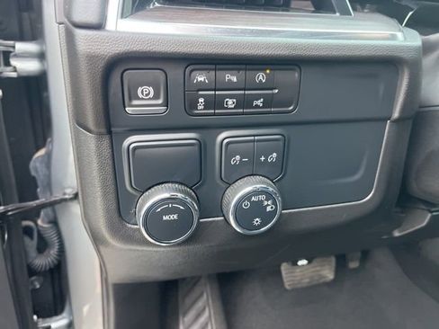 Used 2025 Chevrolet Suburban LT RWD image 17