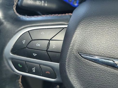 Used 2017 Chrysler Pacifica Touring-L image 17