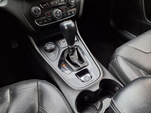 Used 2019 Jeep Cherokee Limited image 16